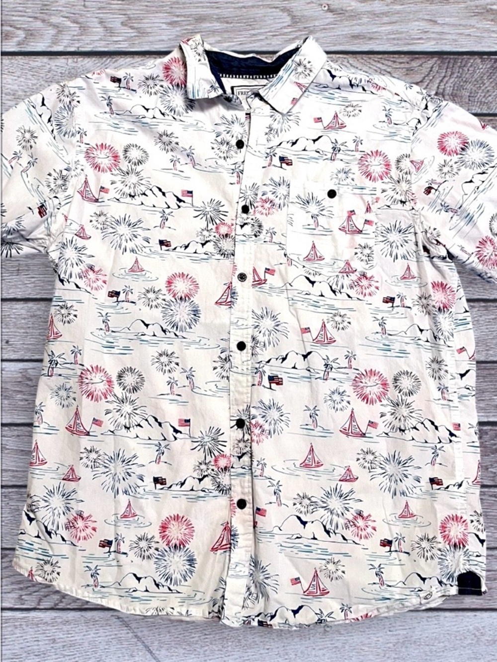 Free Planet Short Sleeve Button-Down Shirt with Patriotic Print xl